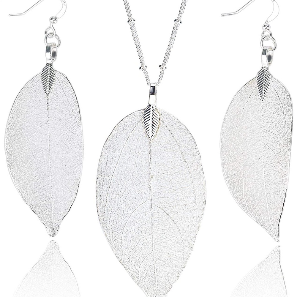 :: Stunningly Delicate Silver🍃Leaf Necklace+Earring Set - Picture 2 of 6